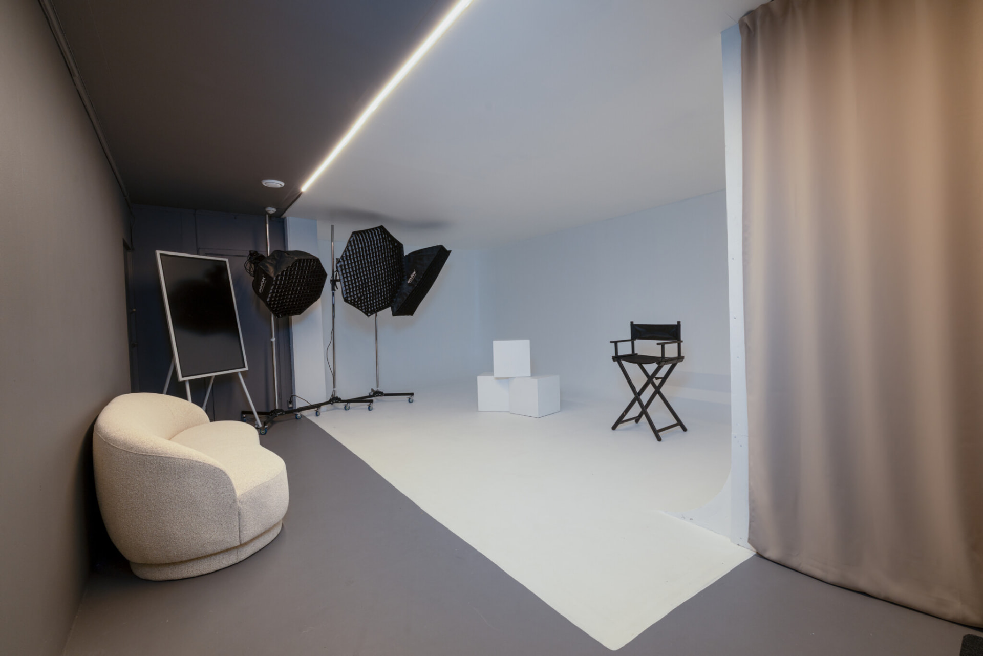 Fotostudio med softbokser, blitser og bakgrunnsruller
